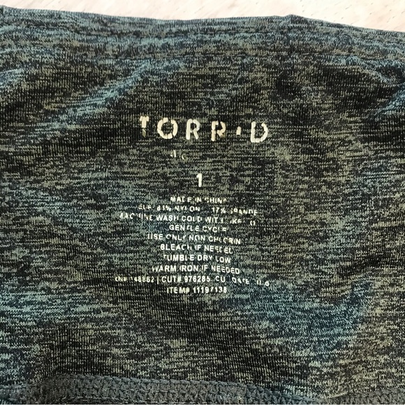 Torrid Sz 1 Dark Green Cropped Leggings with cross cross back calf accents - Picture 2 of 8